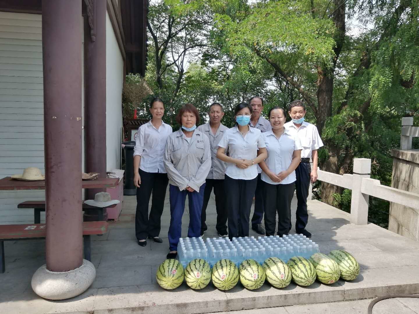 武汉江城清洗公司开展“送清凉”活动