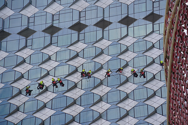 高空清洗：现代城市清洁的未来趋势