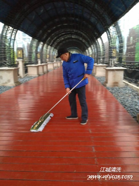 日常保洁中尘推操作的注意事项